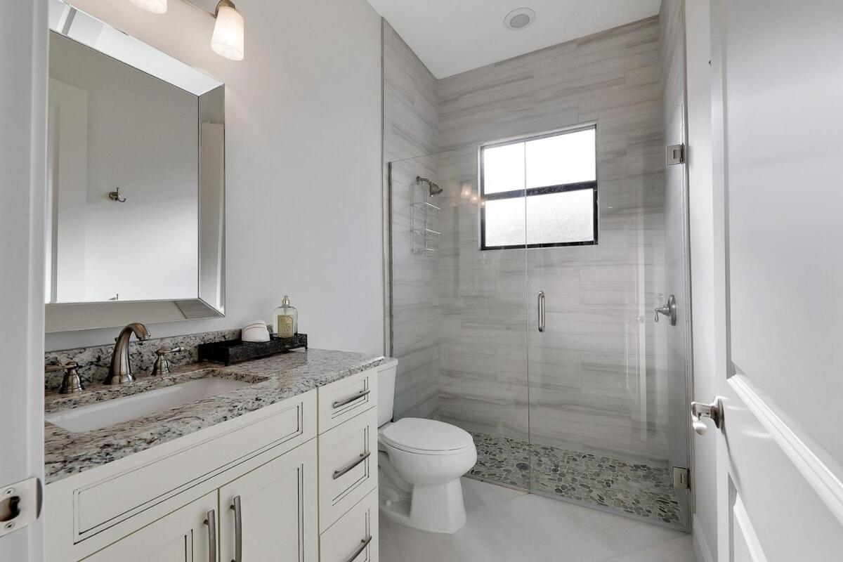 Luxury Abounds At Vanderbilt Pool & Holiday home