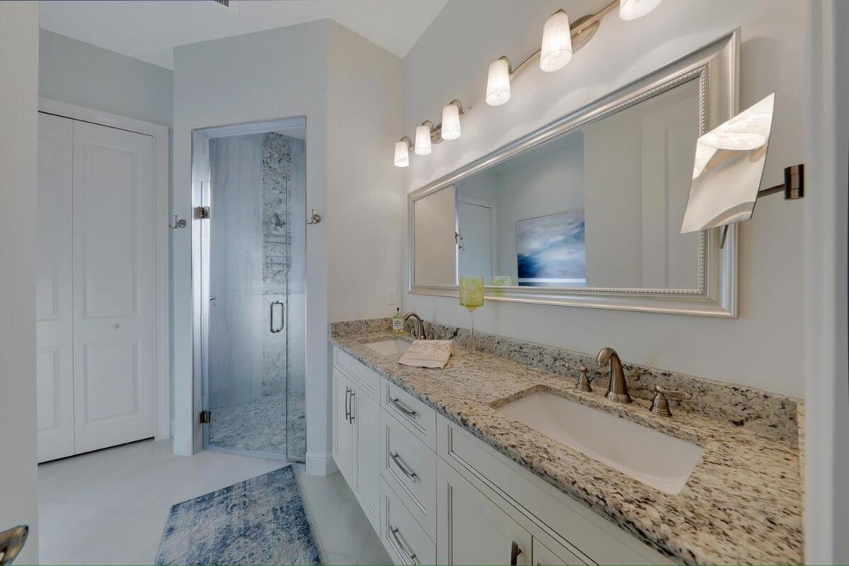 Luxury Abounds At Vanderbilt Pool & * Naples