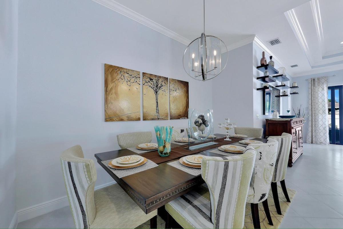 Luxury Abounds At Vanderbilt Pool & * Naples