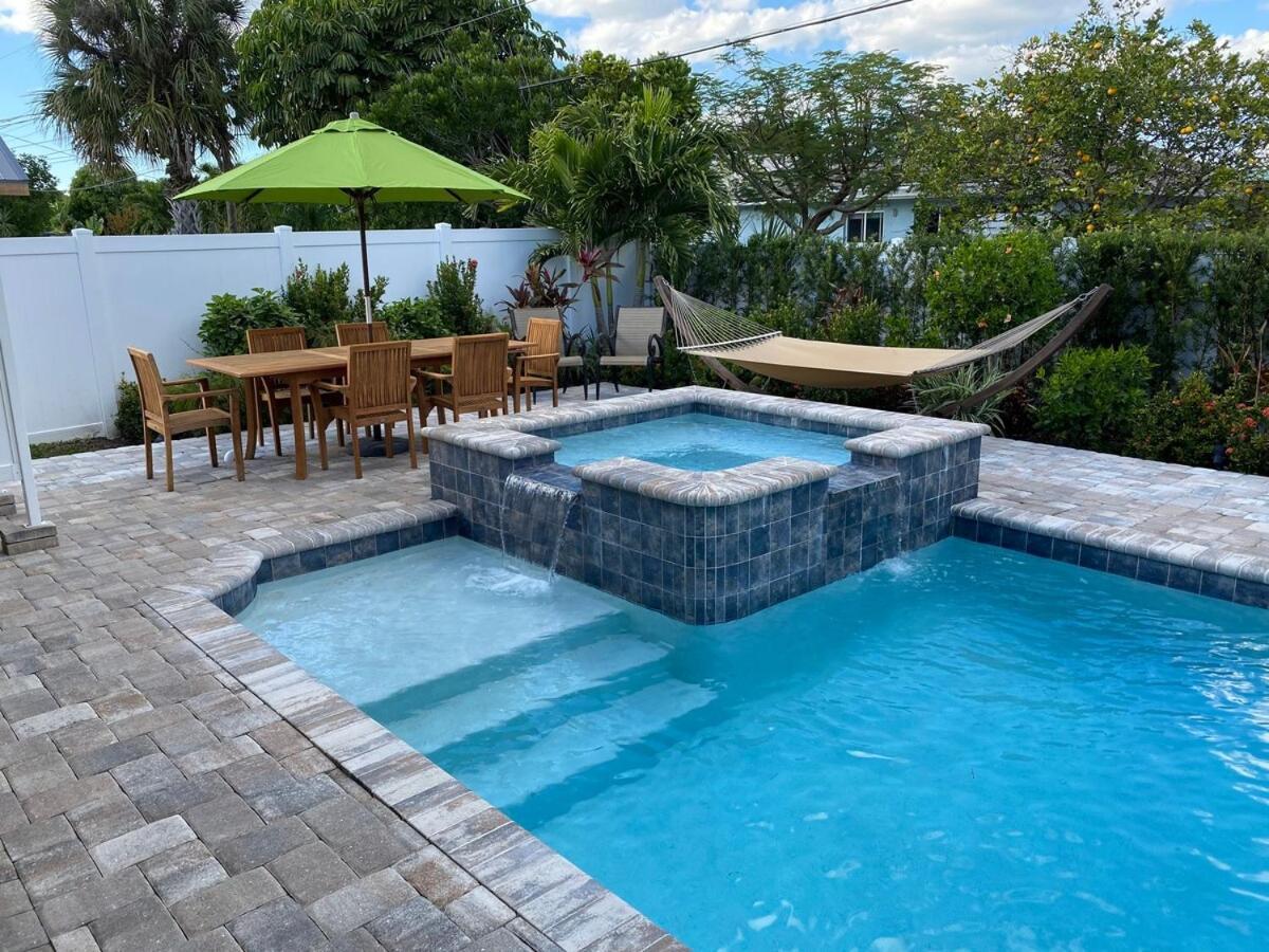 Luxury Abounds At Vanderbilt Pool & Holiday home Naples