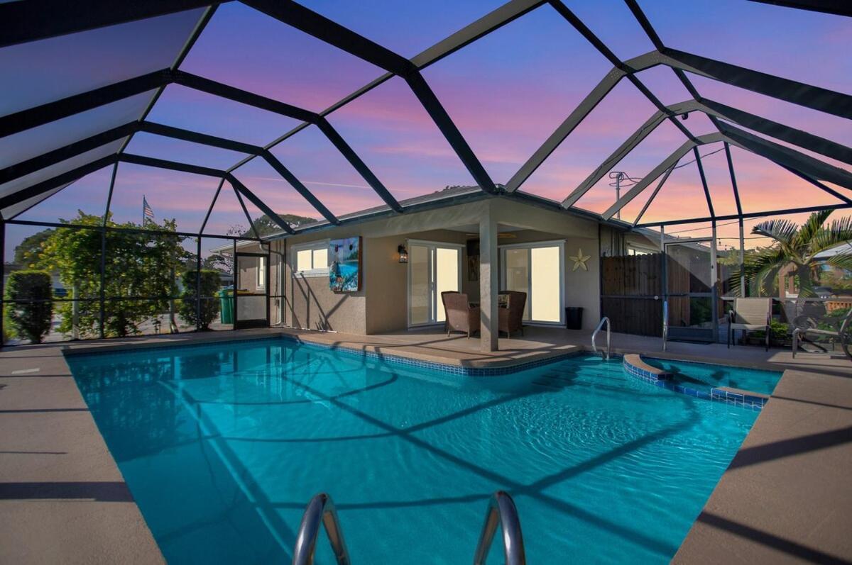 Boutique Bliss At Vanderbilt Outdoor Gazebo Holiday home Naples