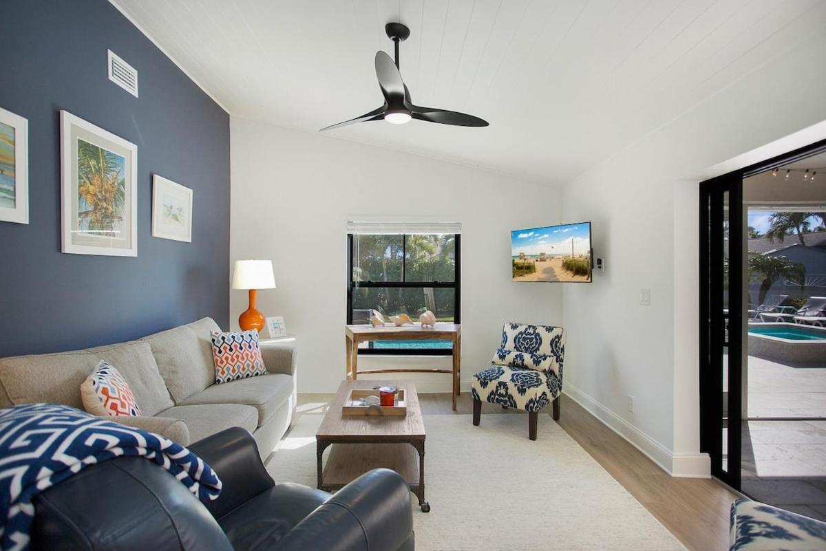 Spacious Pool Near With Backyard Oasis Naples