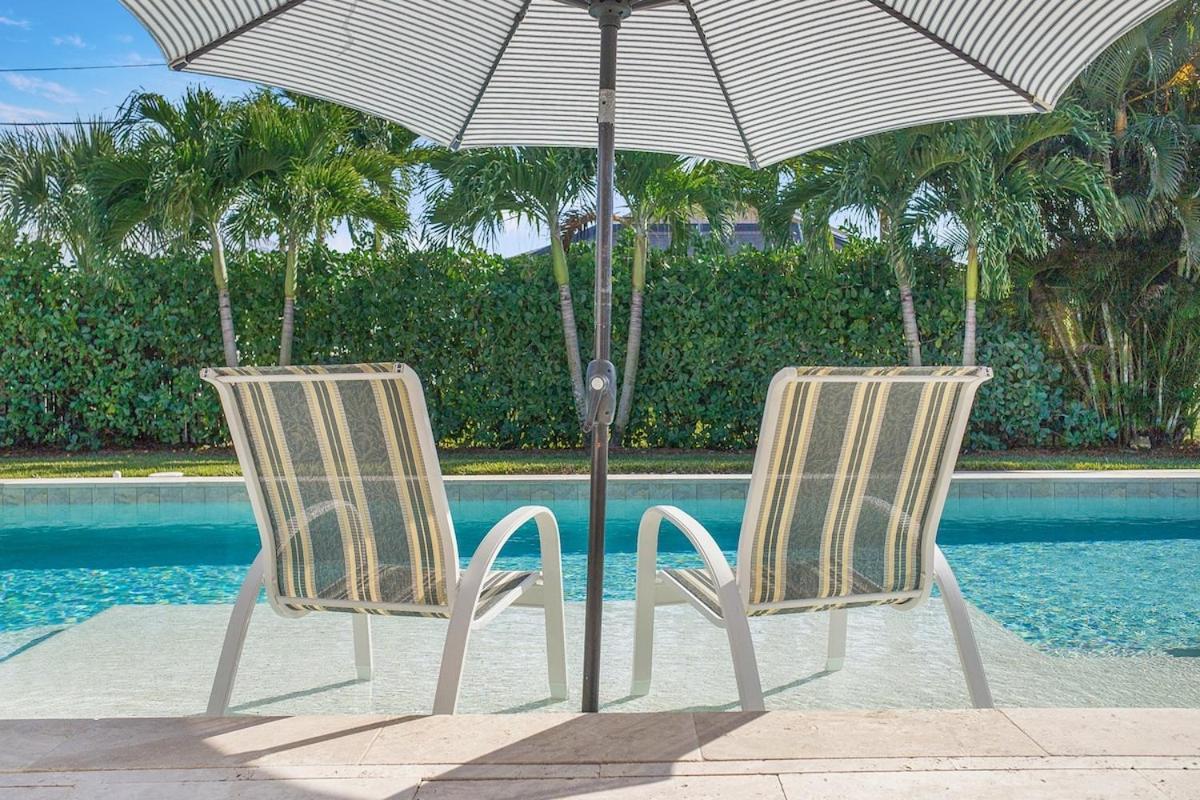 Holiday home Spacious Pool Near With Backyard Oasis *