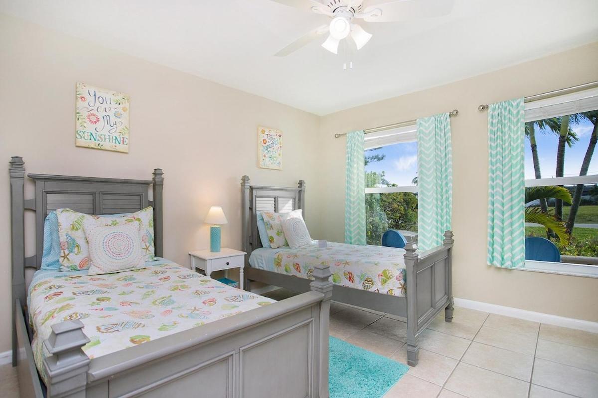Coastal Flair-walk To Beach-heated Pool-sleeps 8