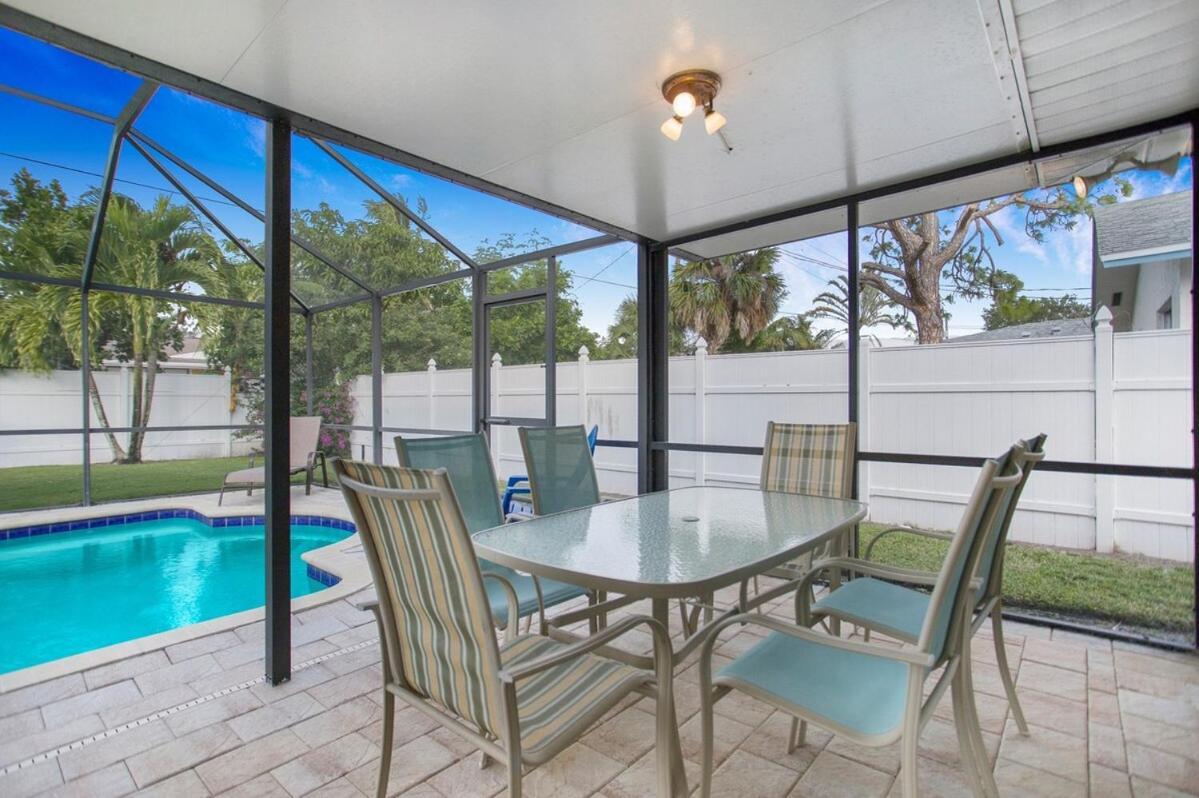 Coastal Flair-walk To Beach-heated Pool-sleeps 8 Holiday home *