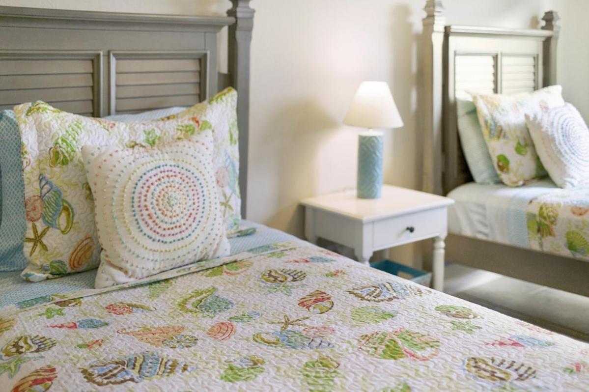 Coastal Flair-walk To Beach-heated Pool-sleeps 8