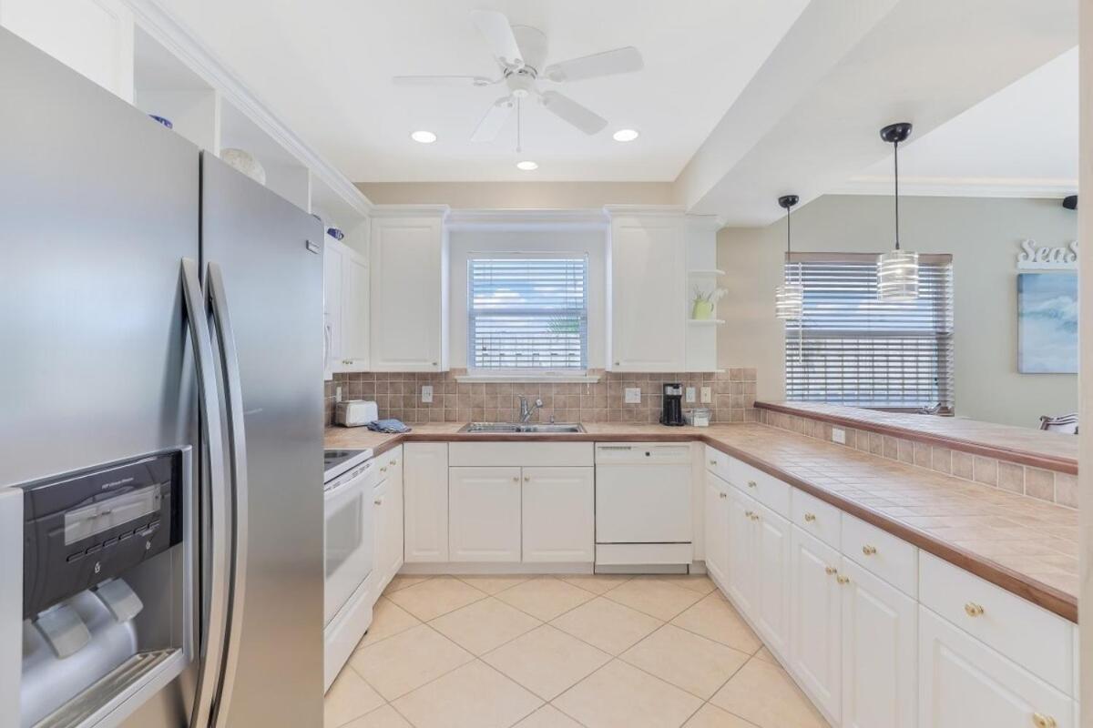 Spacious Beautiful 4 Bed 3 Bath Pool Near Holiday home *