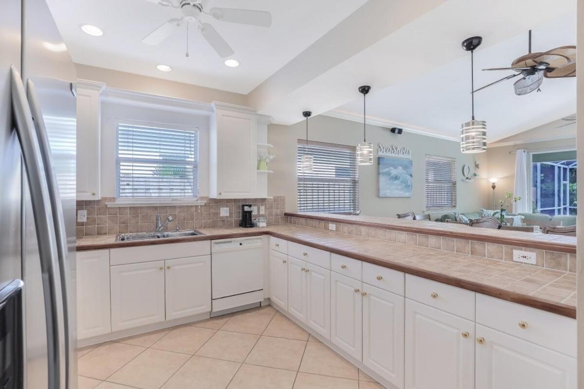 Spacious Beautiful 4 Bed 3 Bath Pool Near Holiday home