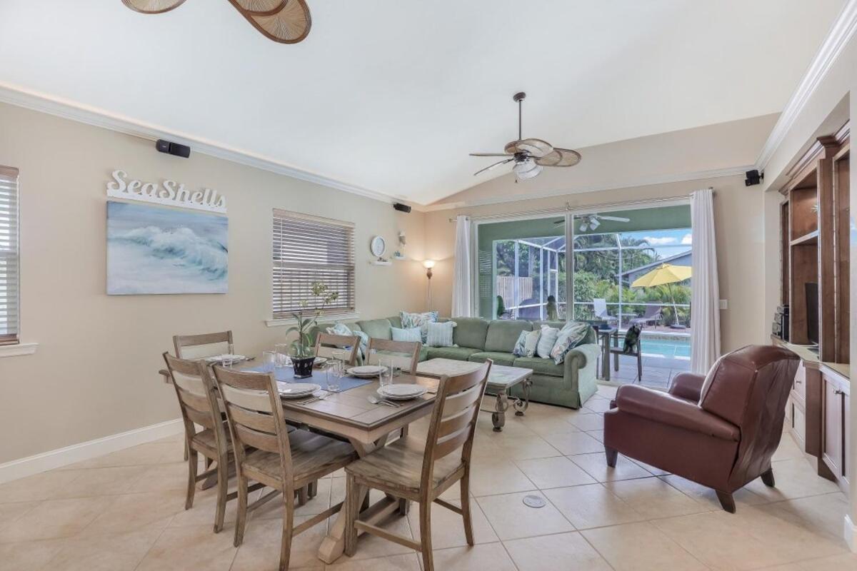 Holiday home Spacious Beautiful 4 Bed 3 Bath Pool Near