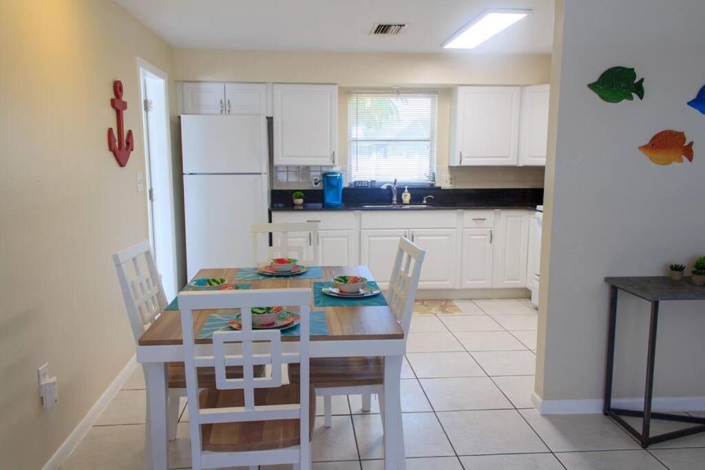 699 Oasis,walk,bike To Beach, Fenced Backyard, Large Driveway Apartment *