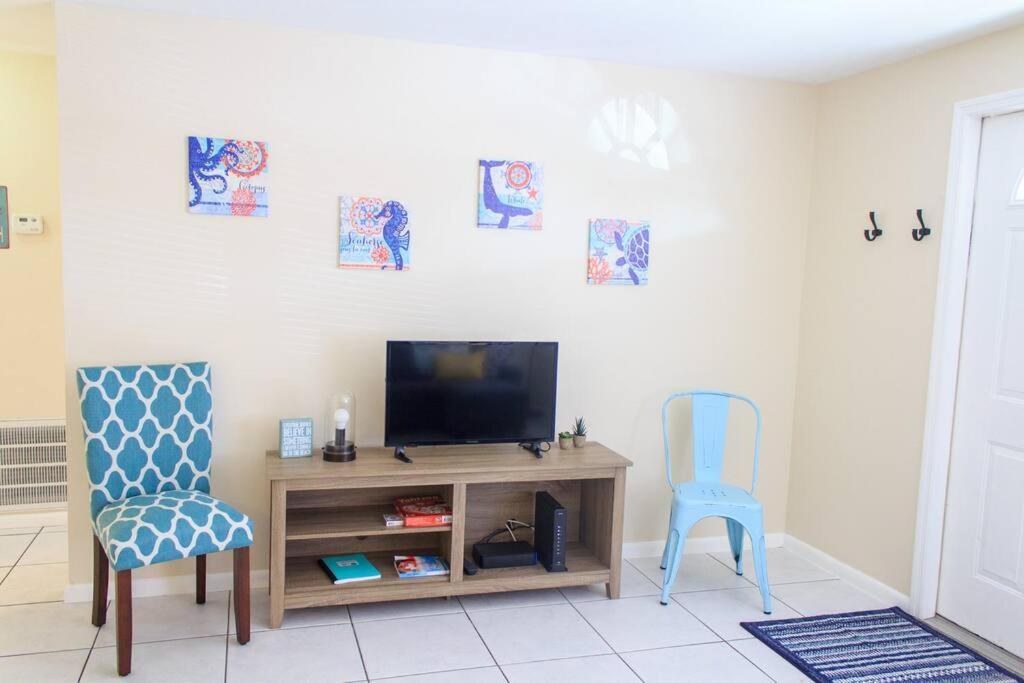 699 Oasis,walk,bike To Beach, Fenced Backyard, Large Driveway *