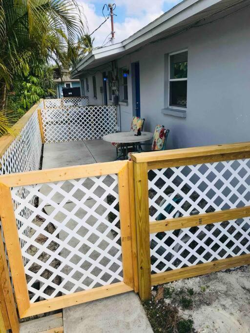 699 Oasis,walk,bike To Beach, Fenced Backyard, Large Driveway Apartment