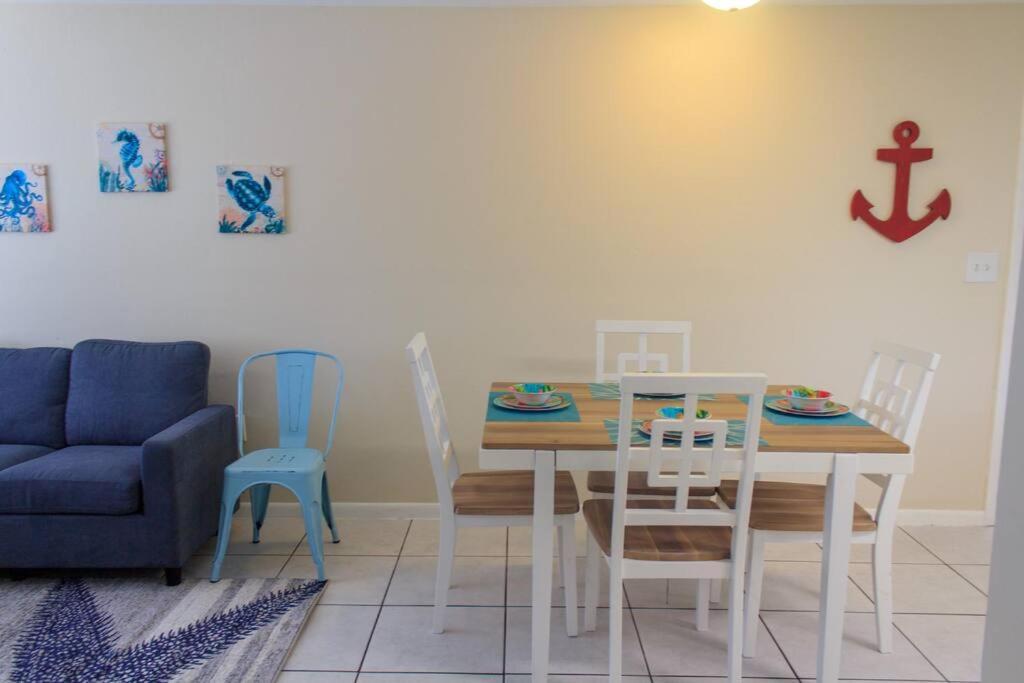Apartment 699 Oasis,walk,bike To Beach, Fenced Backyard, Large Driveway *