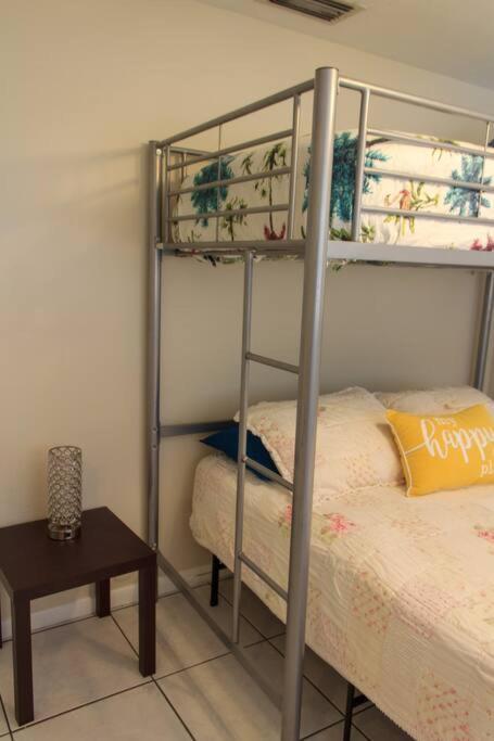 Apartment 699 Oasis,walk,bike To Beach, Fenced Backyard, Large Driveway