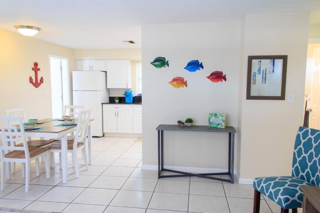 699 Oasis,walk,bike To Beach, Fenced Backyard, Large Driveway Apartment *