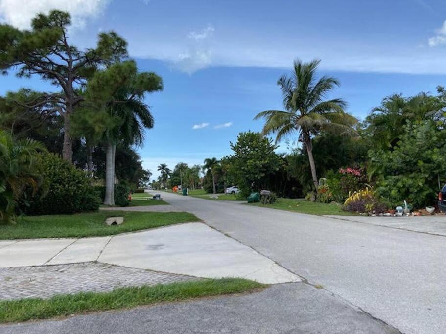 Apartment 699 Oasis,walk,bike To Beach, Fenced Backyard, Large Driveway *
