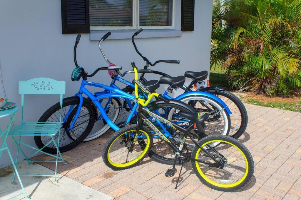 699 Oasis,walk,bike To Beach, Fenced Backyard, Large Driveway * Naples