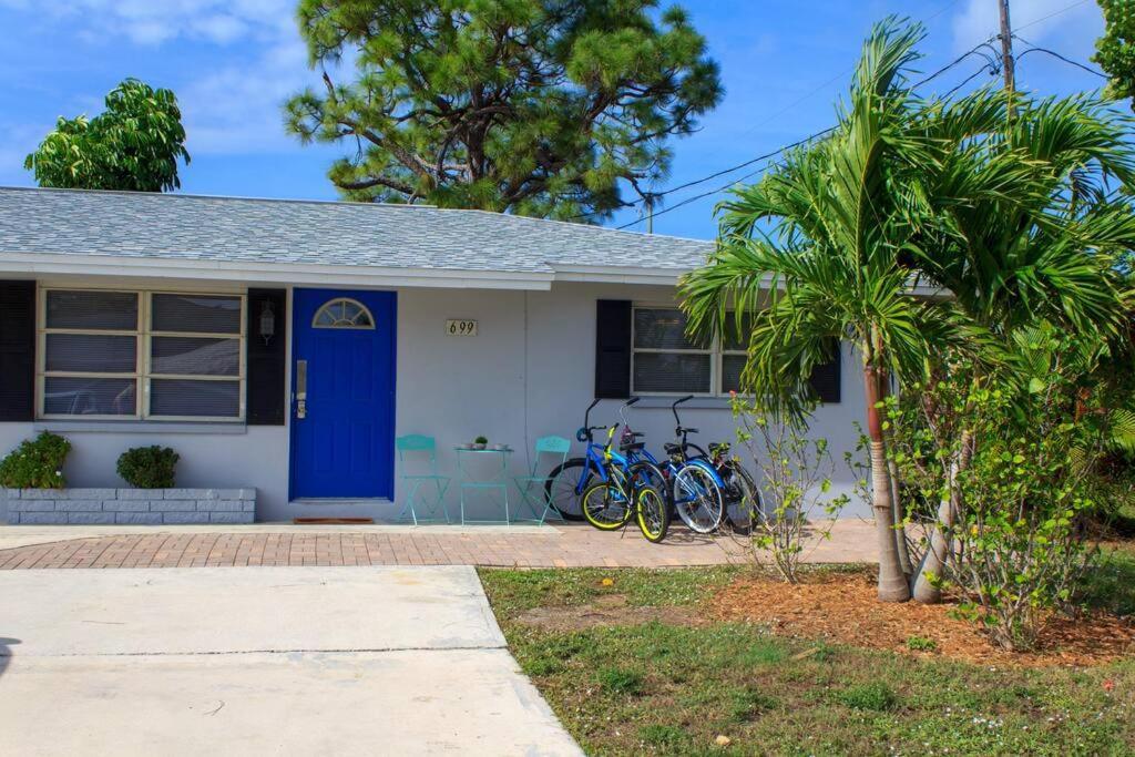 699 Oasis,walk,bike To Beach, Fenced Backyard, Large Driveway Apartment