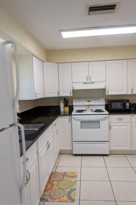 699 Oasis,walk,bike To Beach, Fenced Backyard, Large Driveway Apartment Naples