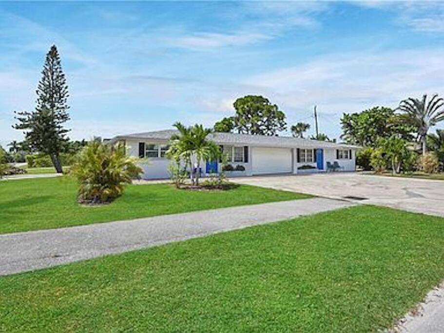 699 Oasis,walk,bike To Beach, Fenced Backyard, Large Driveway