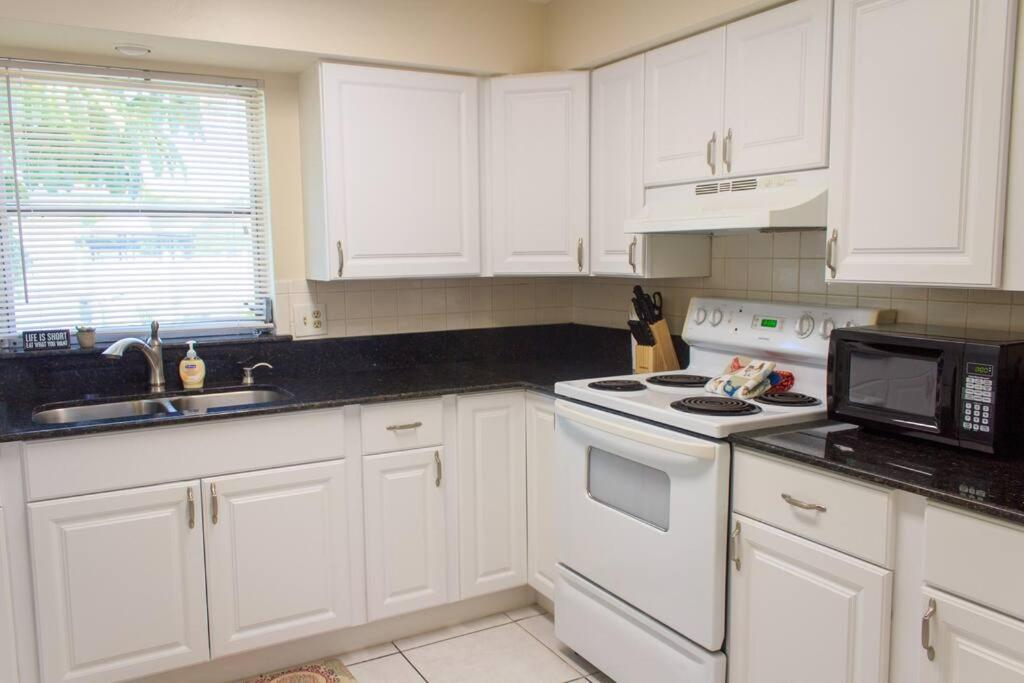 699 Oasis,walk,bike To Beach, Fenced Backyard, Large Driveway Apartment