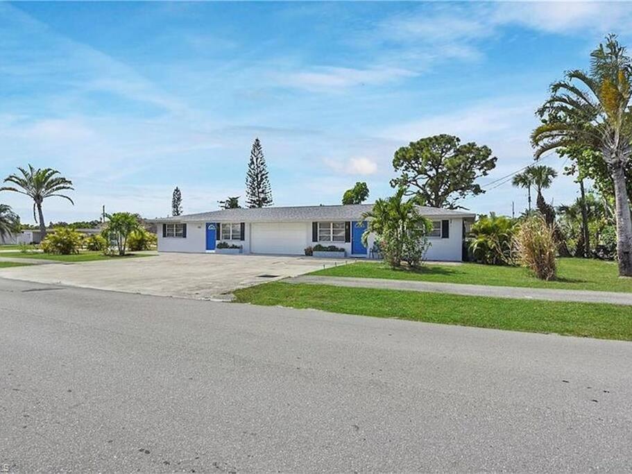 Apartment 699 Oasis,walk,bike To Beach, Fenced Backyard, Large Driveway Naples