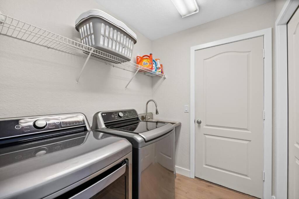 Villa Tranquil Beachy Boho Pool Home, 5mi Beach, 4 Bedroom 3 Bath Naples