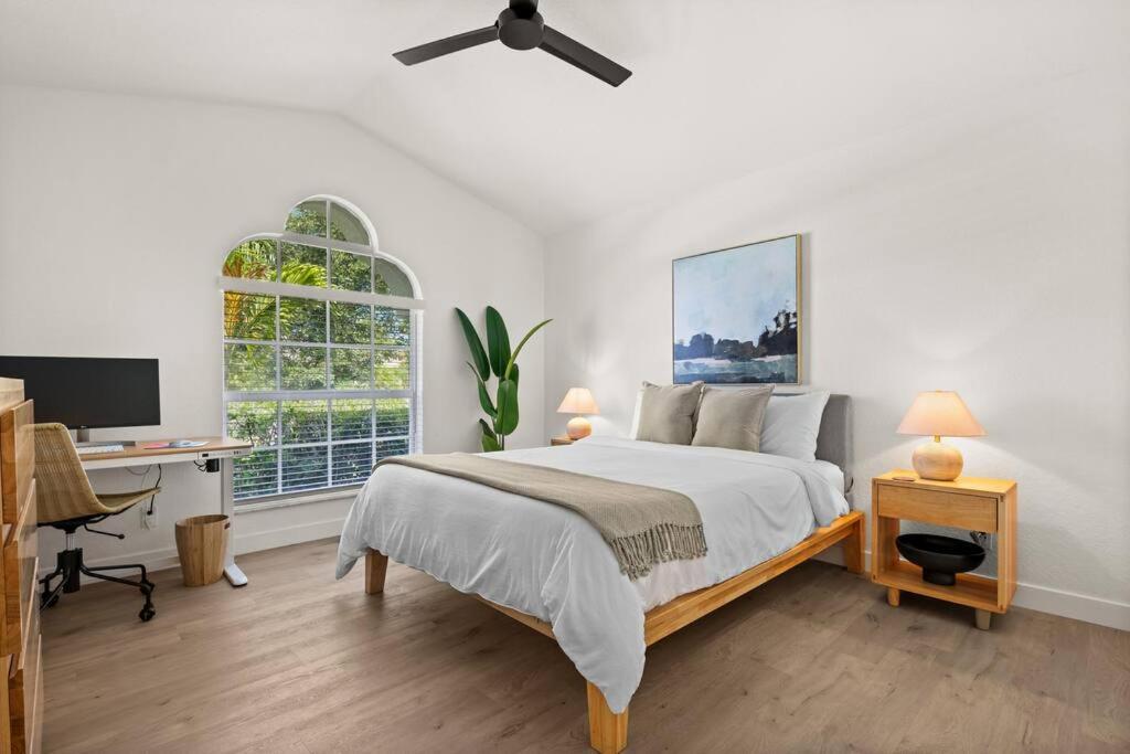 Villa Tranquil Beachy Boho Pool Home, 5mi Beach, 4 Bedroom 3 Bath *