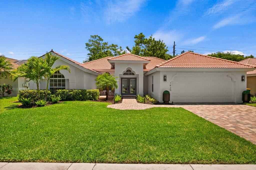 Villa Tranquil Beachy Boho Pool Home, 5mi Beach, 4 Bedroom 3 Bath