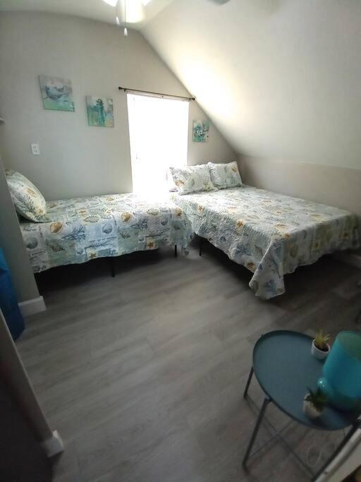 Sea La Vie Cozy On 500 Block, Walk To Only Half Mile Away, Sleeps 6 Naples