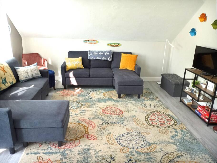 Apartment Sea La Vie Cozy On 500 Block, Walk To Only Half Mile Away, Sleeps 6 *