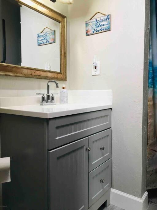 Apartment Sea La Vie Cozy On 500 Block, Walk To Only Half Mile Away, Sleeps 6 Naples