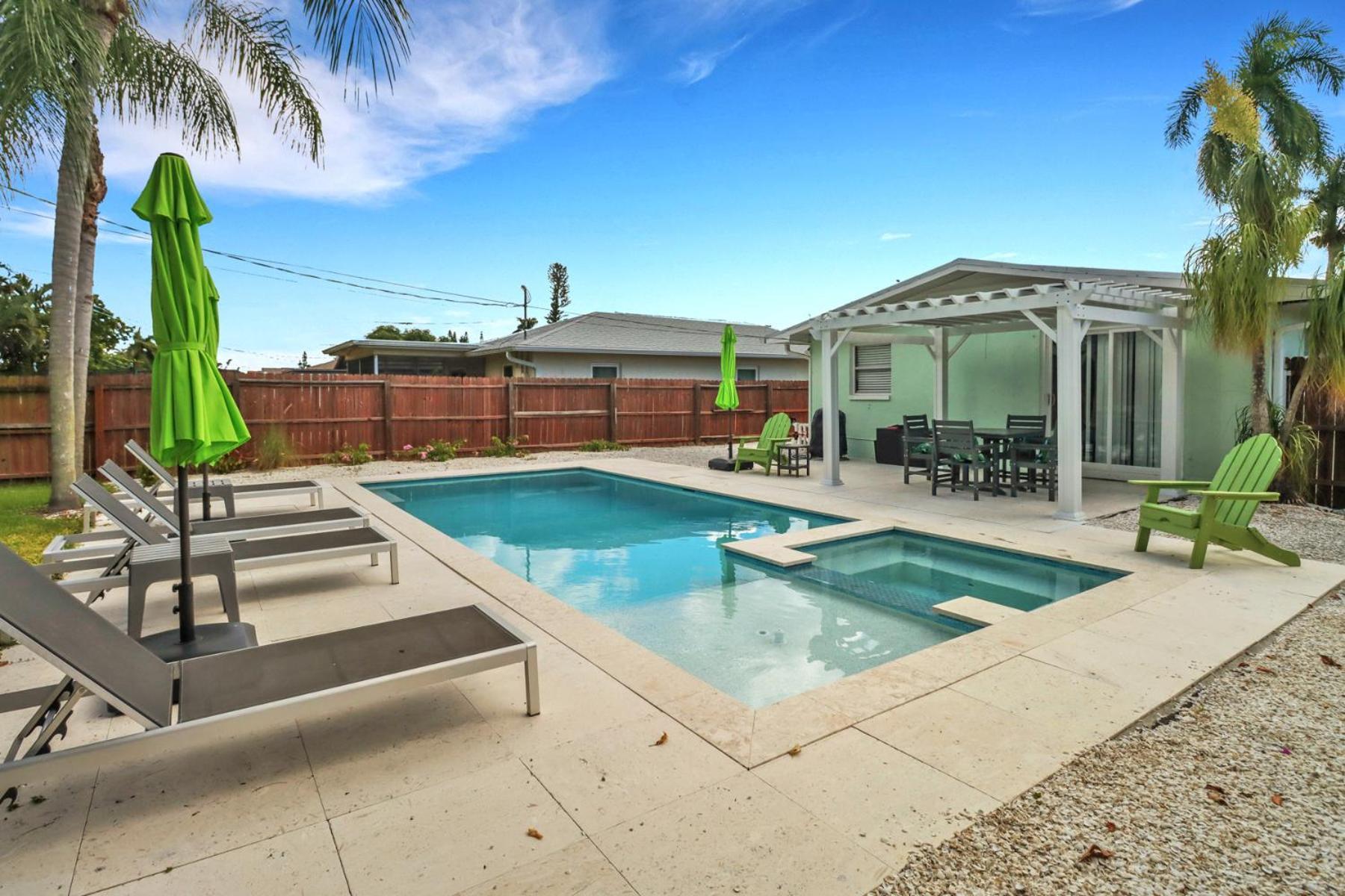 Little House W/ Pool&spa - 5 Minutes To Vanderbilt *