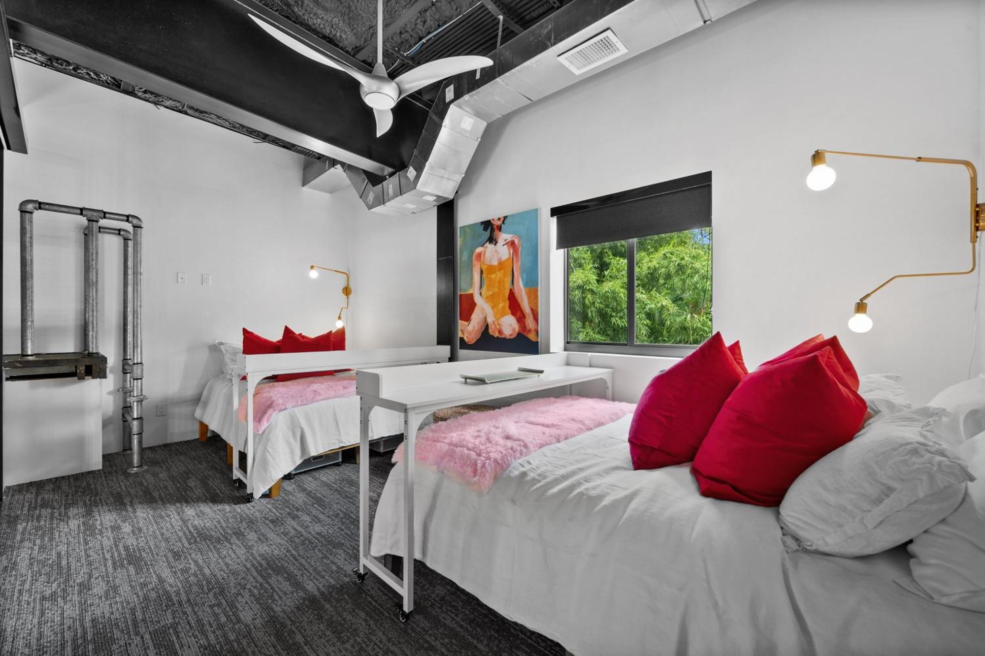 Industrial Modern Estate With Cinema Gym Pool Pickle Ball And Hot Tub *