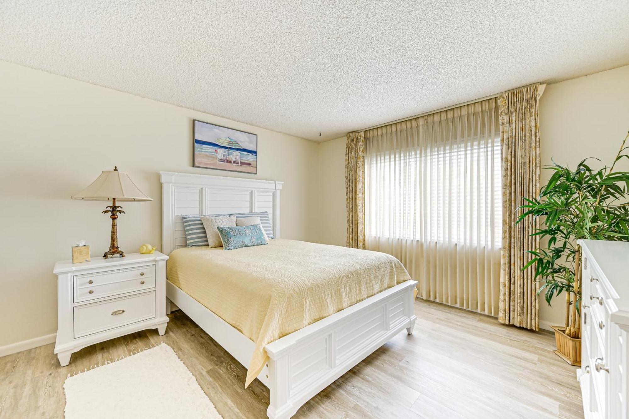Apartment 3 Mi To Downtown Country Club Condo! Naples