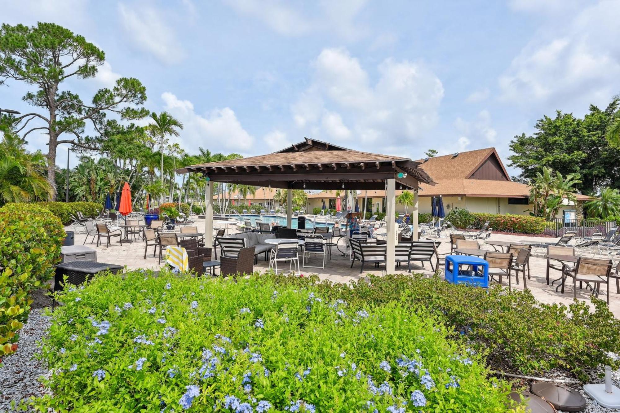 3 Mi To Downtown Country Club Condo! Naples