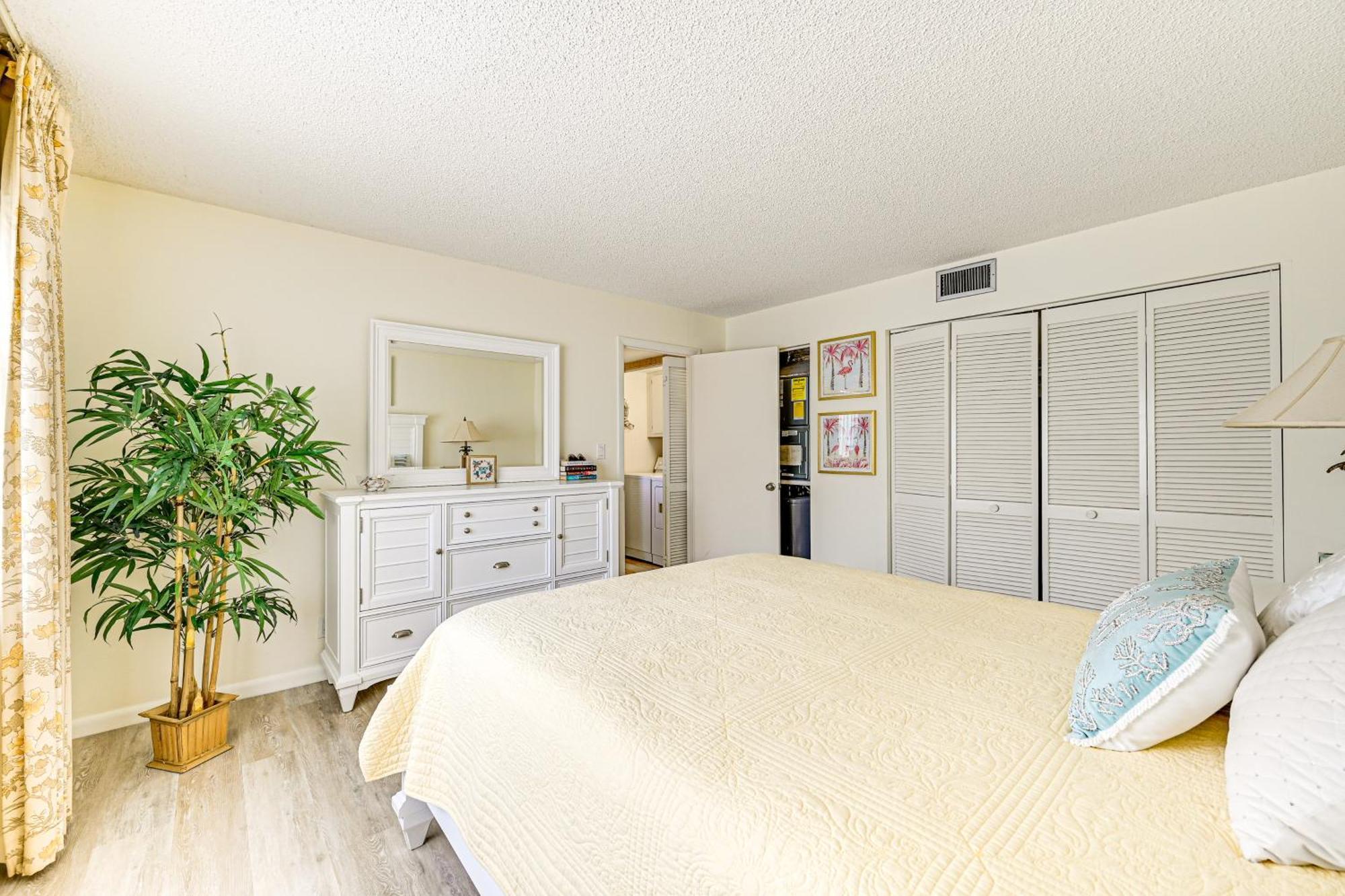 Apartment 3 Mi To Downtown Country Club Condo!