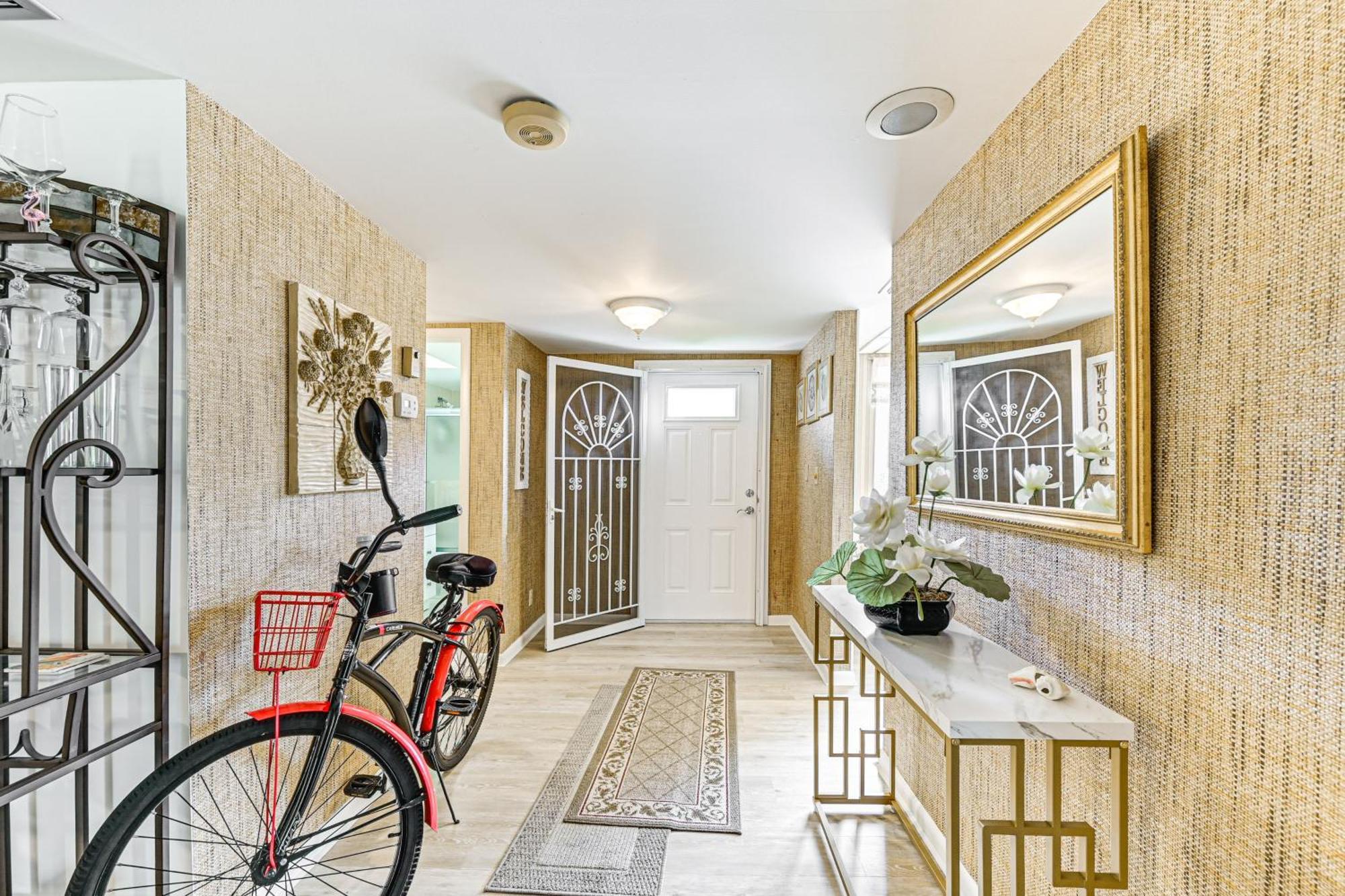 Apartment 3 Mi To Downtown Country Club Condo! Naples