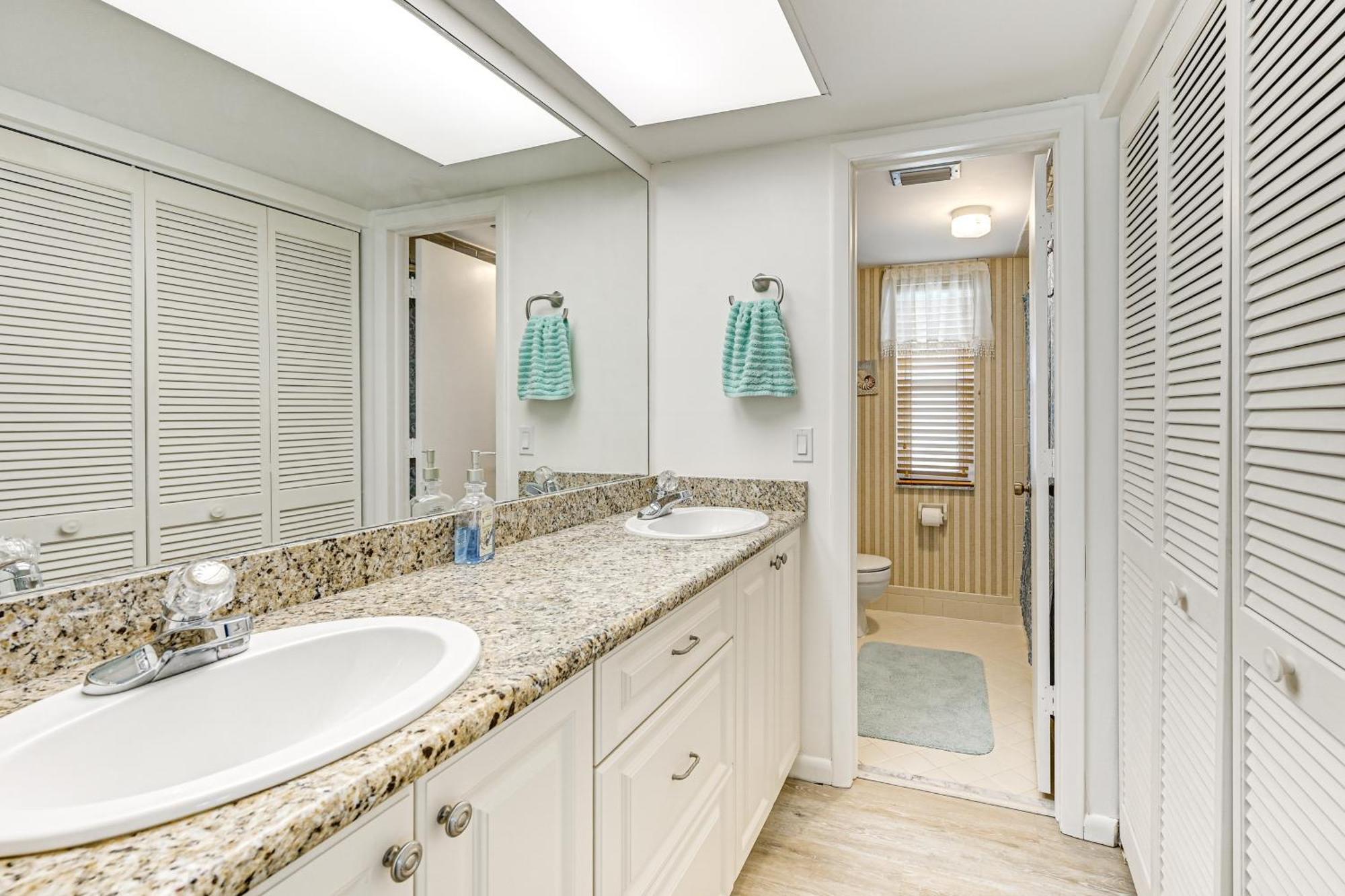 3 Mi To Downtown Country Club Condo! * Naples