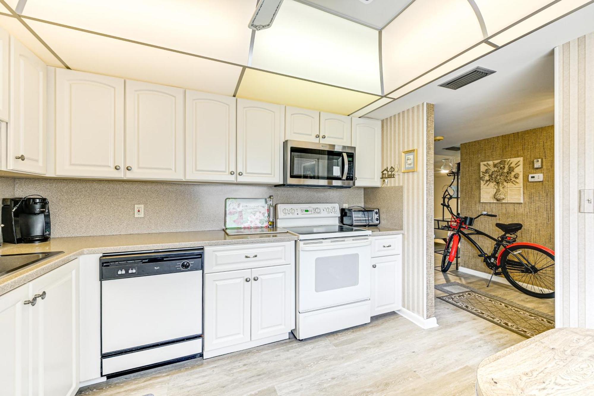 3 Mi To Downtown Country Club Condo! Apartment Naples