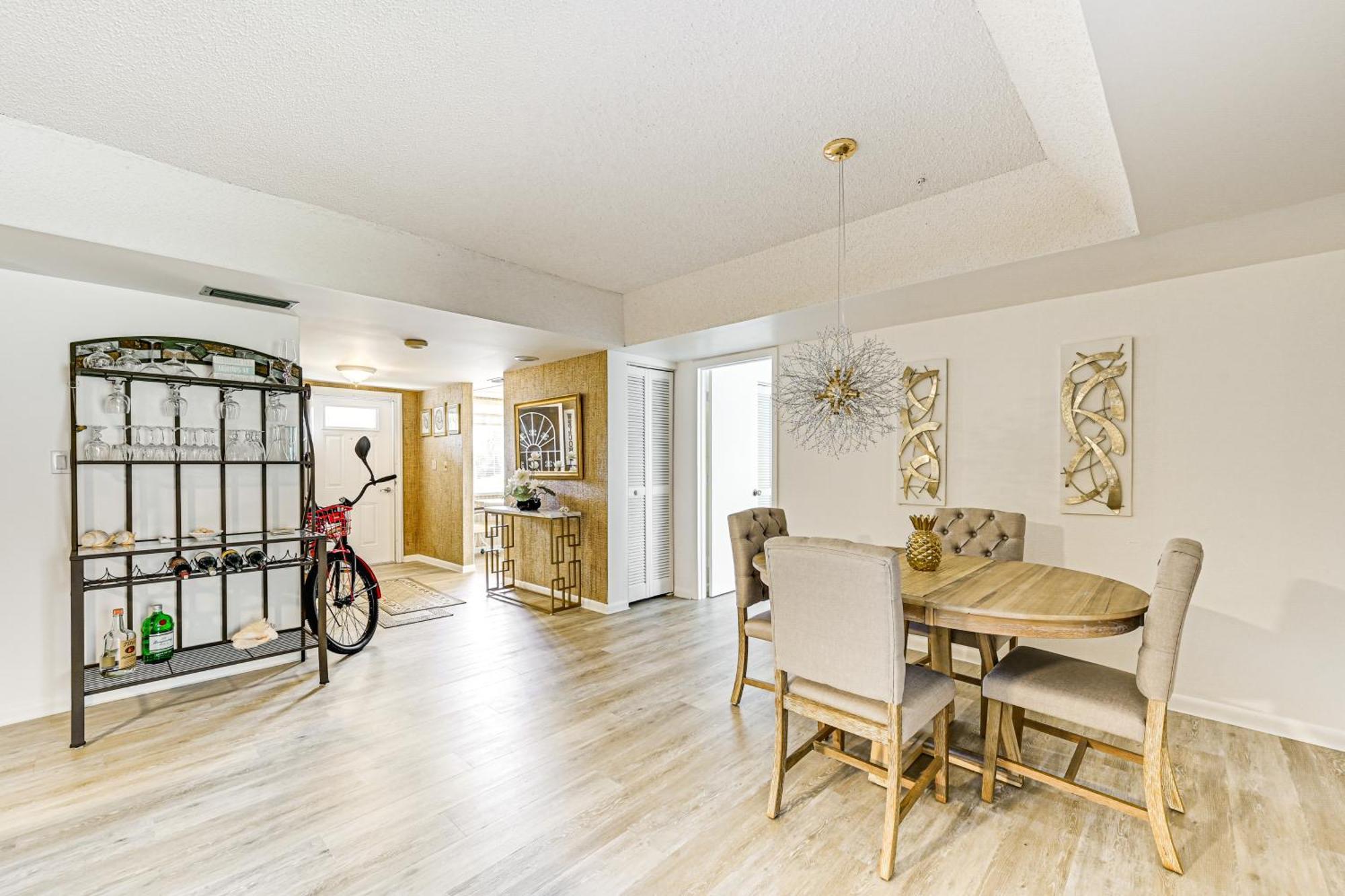 Apartment 3 Mi To Downtown Country Club Condo!