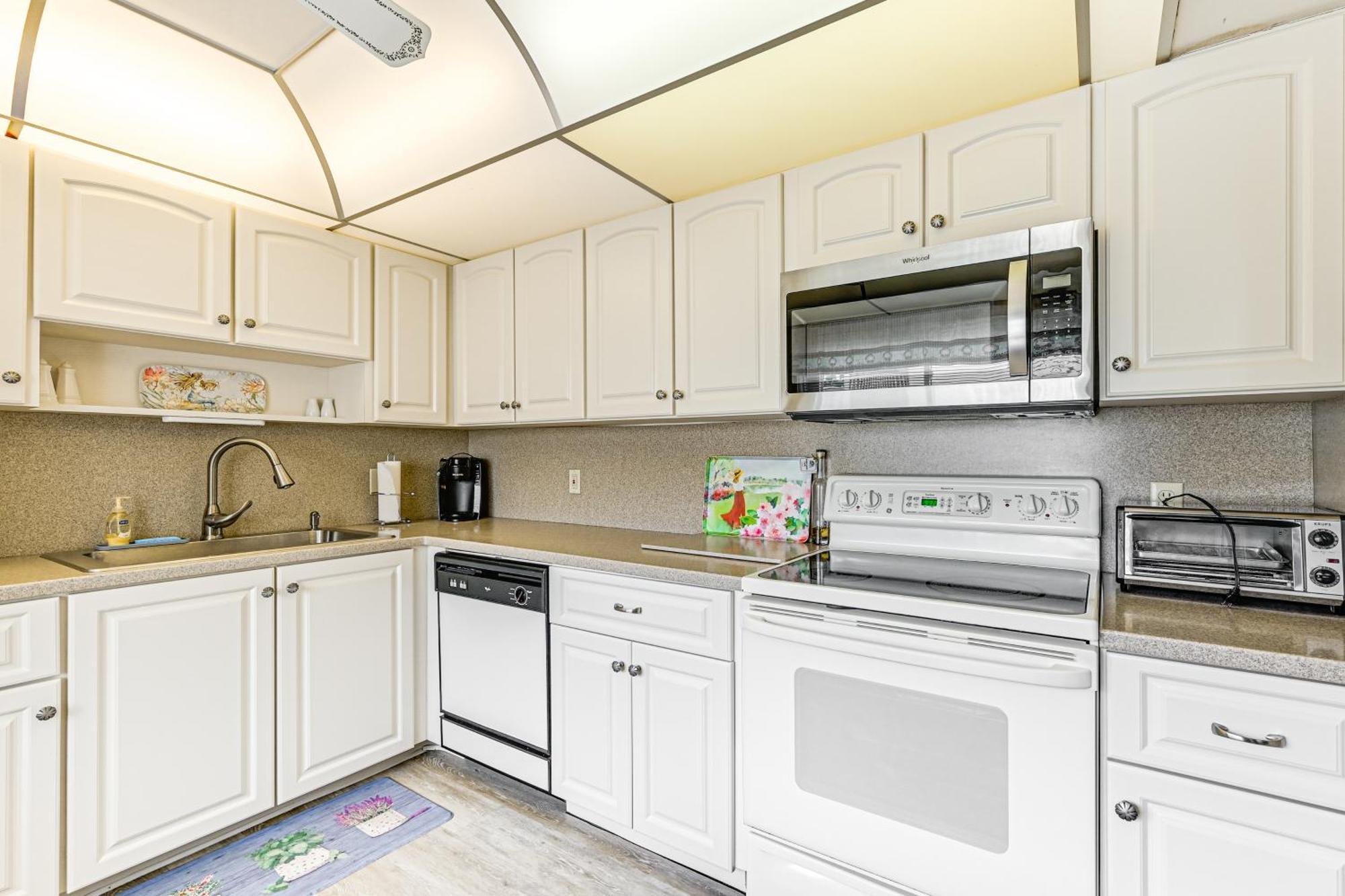 3 Mi To Downtown Country Club Condo! Naples