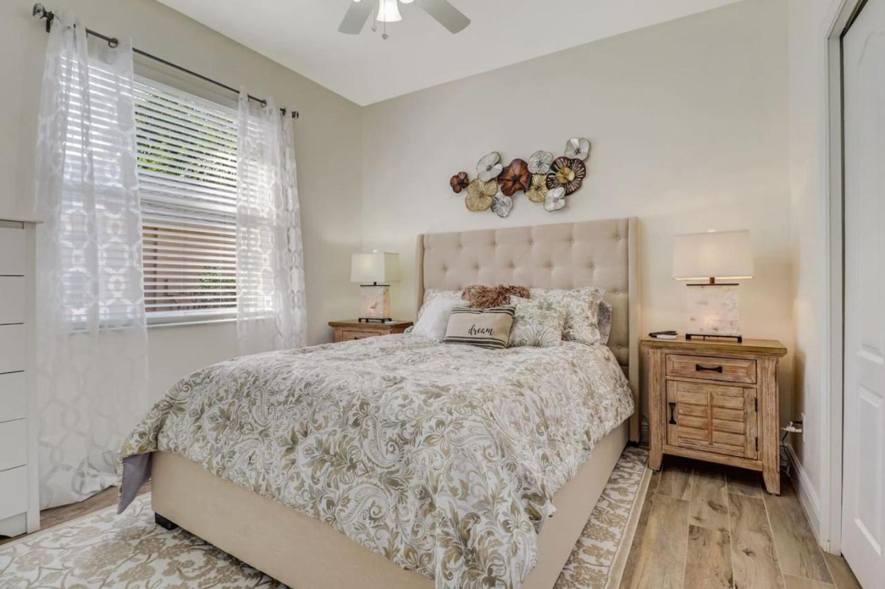 Sunshine Days Stunning Pool Home. Gated Community * Naples