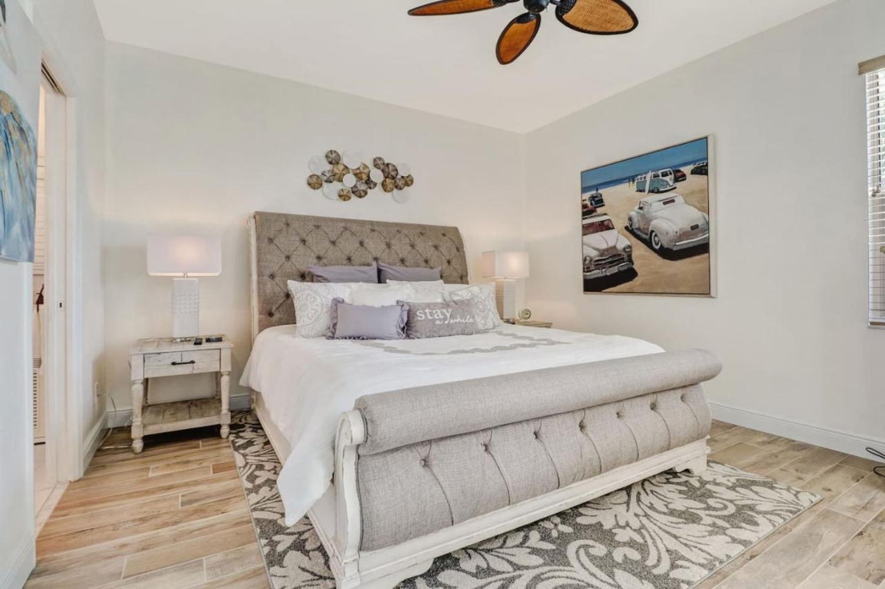 Holiday home Sunshine Days Stunning Pool Home. Gated Community Naples
