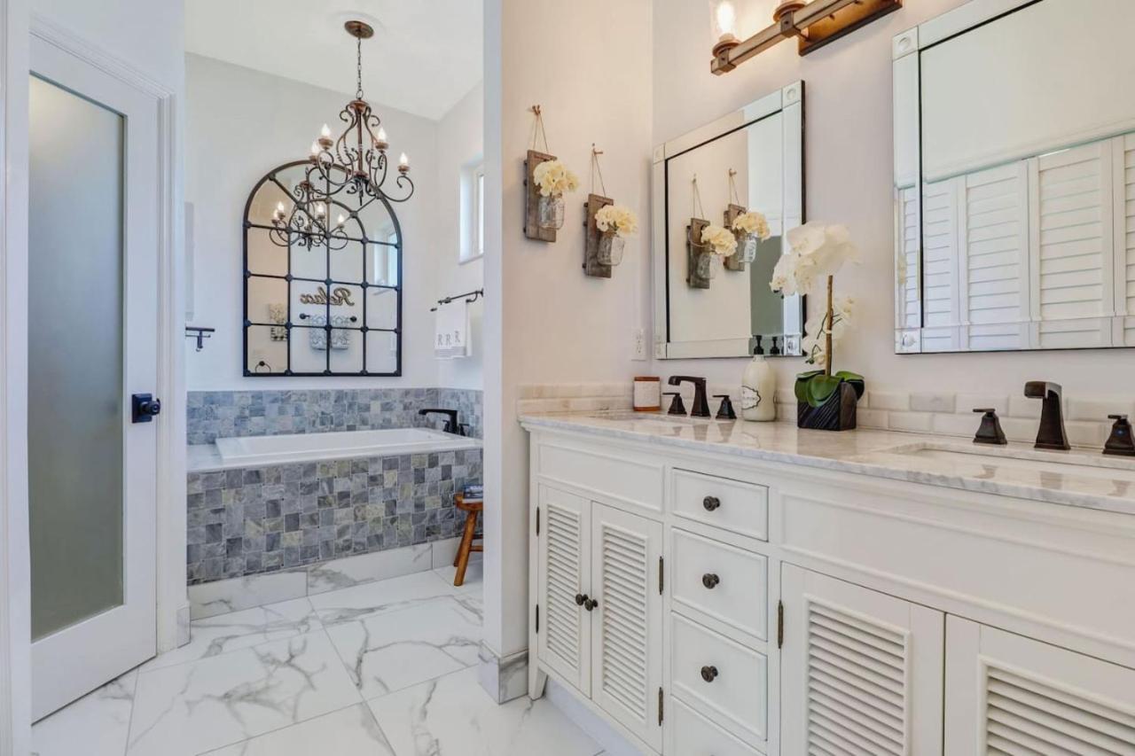 Sunshine Days Stunning Pool Home. Gated Community Naples