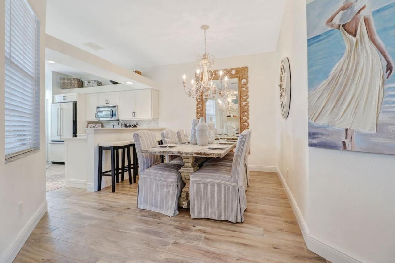 Holiday home Sunshine Days Stunning Pool Home. Gated Community