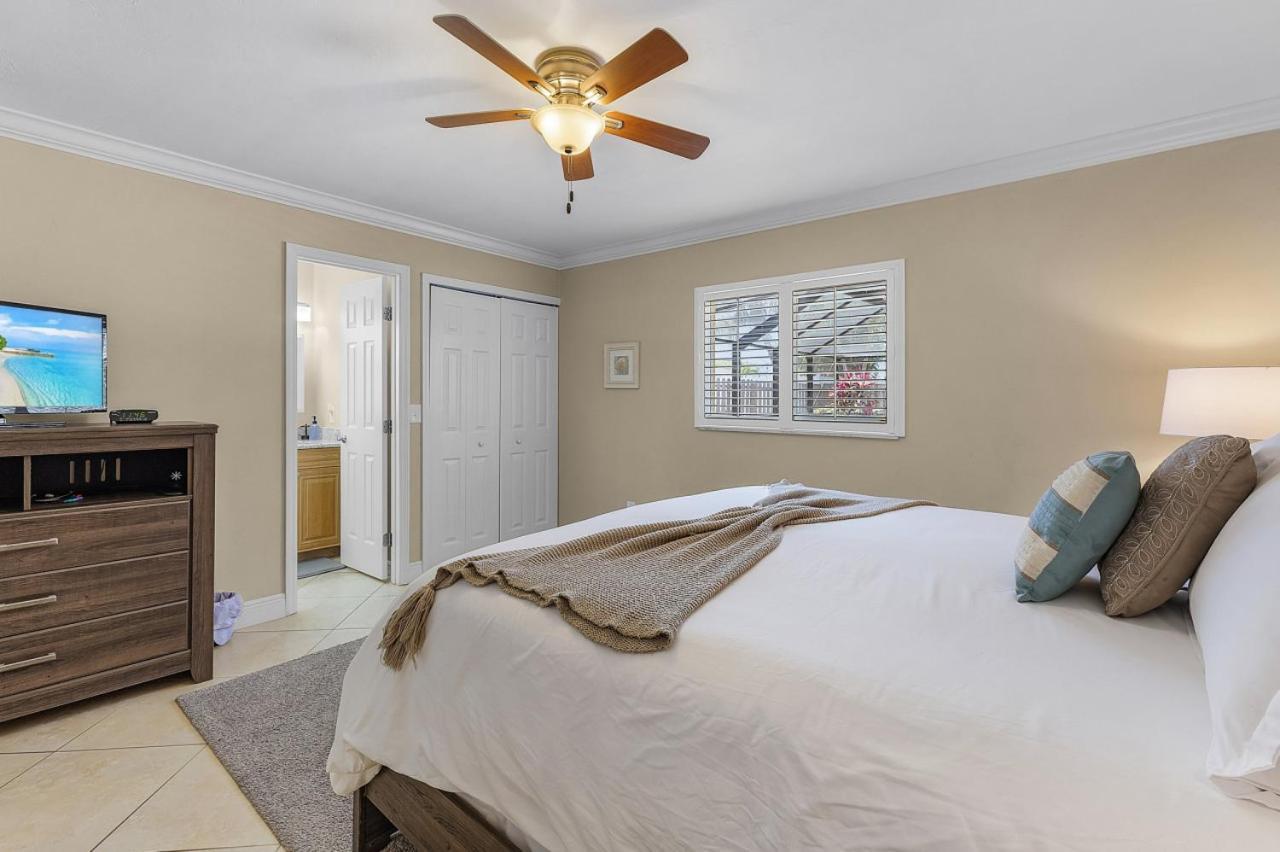Relax And Unwind Spacious Pool Close To Holiday home *