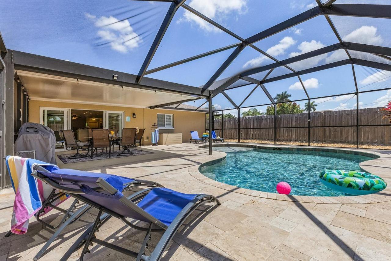 Relax And Unwind Spacious Pool Close To