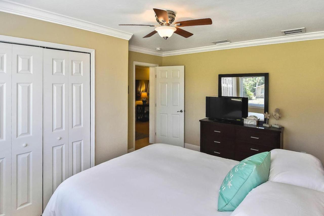 Relax And Unwind Spacious Pool Close To Holiday home *