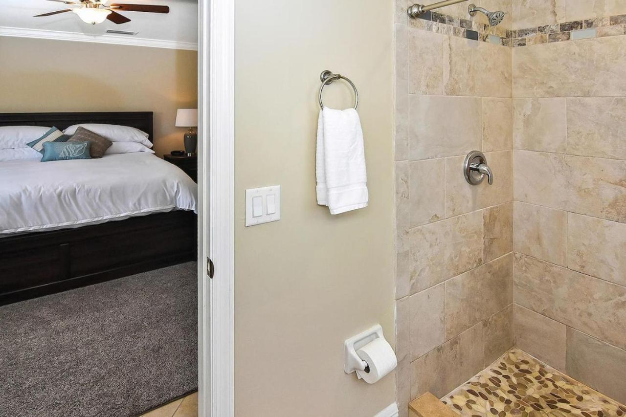 Holiday home Relax And Unwind Spacious Pool Close To